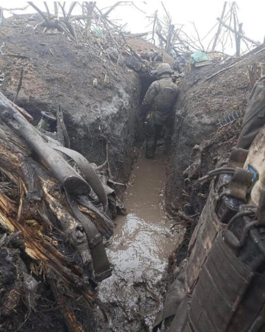 乌克兰前线战壕景象