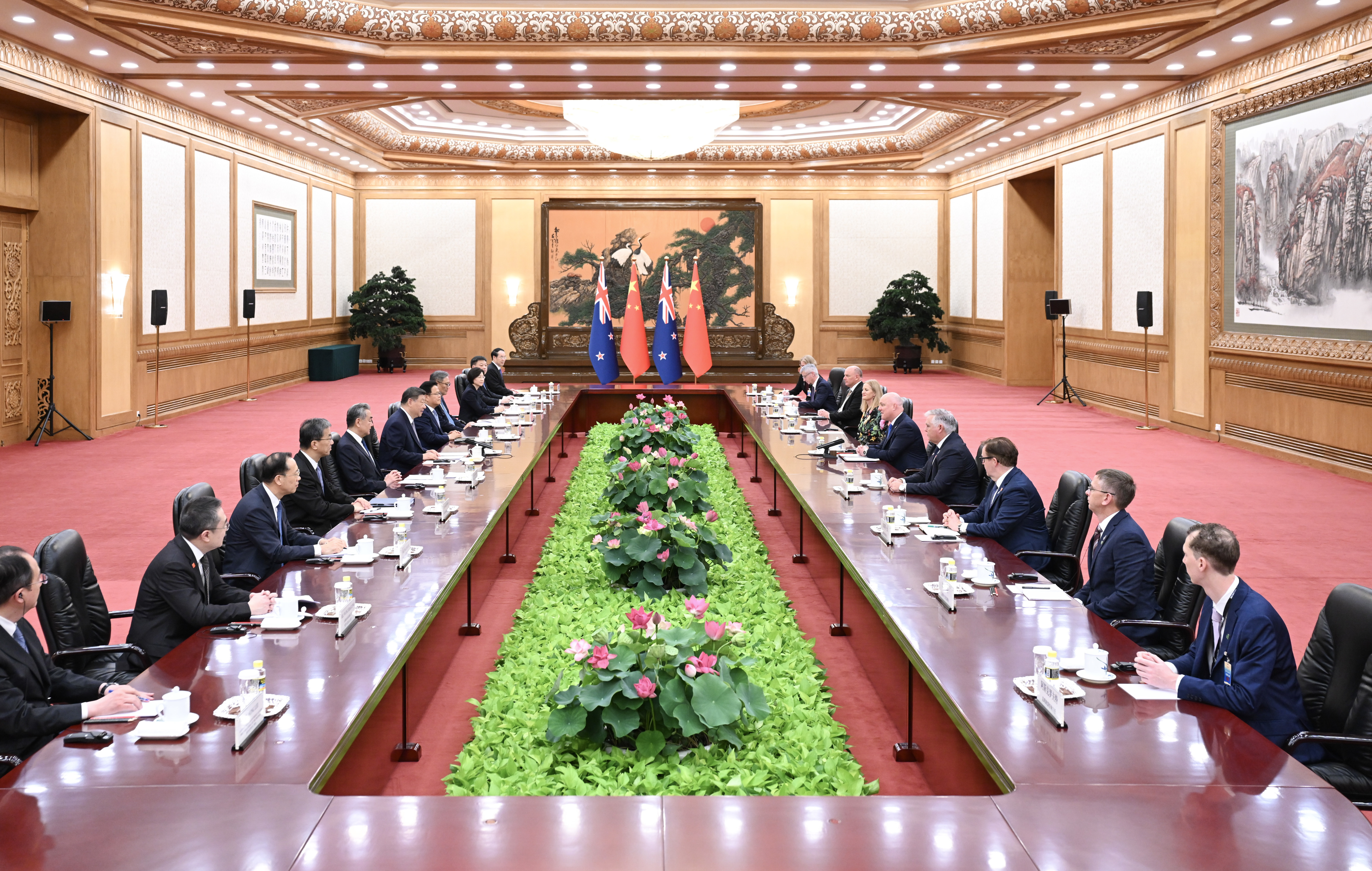 6月20日上午，国家主席习近平在北京人民大会堂会见来华进行正式访问的新西兰总理拉克森。