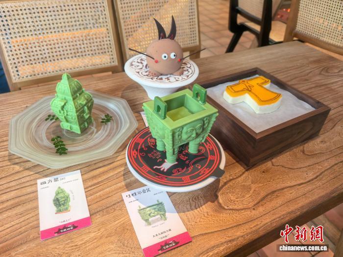12月11日，湖南省博物馆四楼的博物馆公园内，配有文物介绍卡的“文创甜点”。　张雪盈 摄