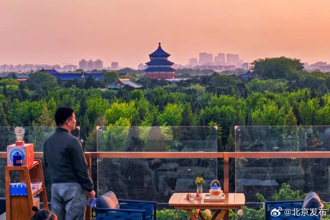 为方便市民和游客从高处欣赏中轴线景色,中轴线周边很多高空露台对外开放。(图源:微博“北京发布” )