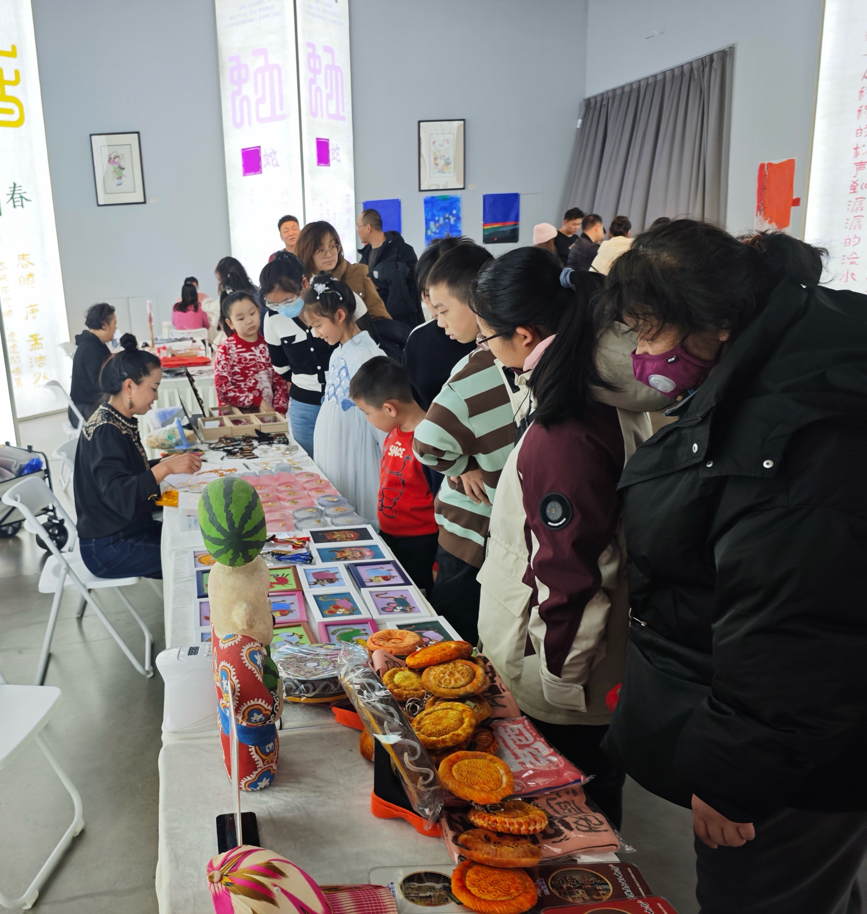 “新疆是个好地方——第十二届天山南北贺新春非物质文化遗产年俗展”互动体验区，吸引众多观众。李华供图