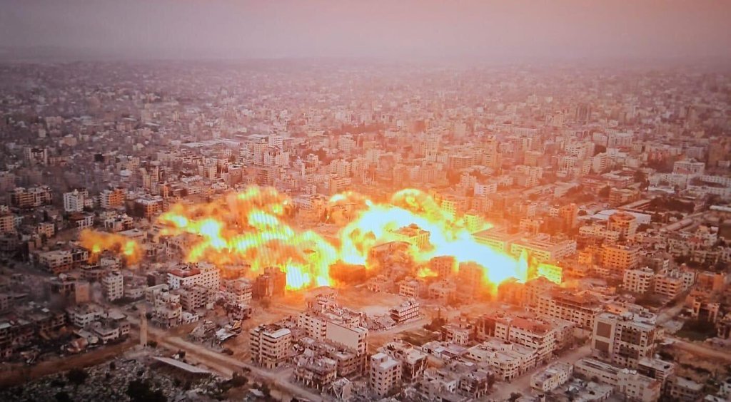 当地时间2023年12月21日，加沙城发生袭击和爆炸。（视频截图）视觉中国 图