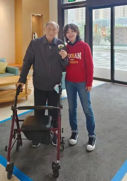 2015年后,思斯每隔一两年就要去看一次老校长。 受访者供图