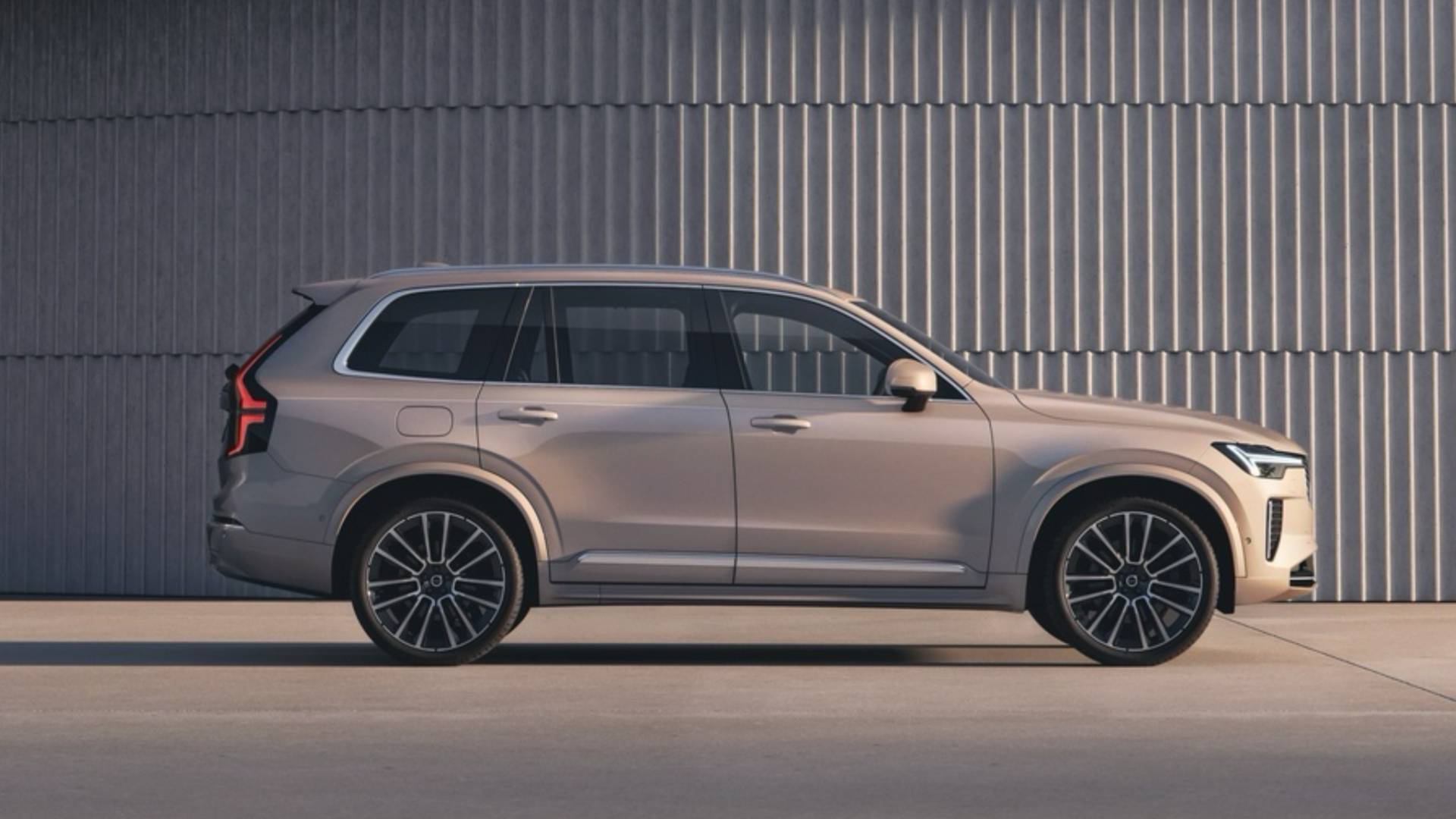 直降 16 万!47.9 万元起,全新沃尔沃 XC90 大降价,新增 6 座车型