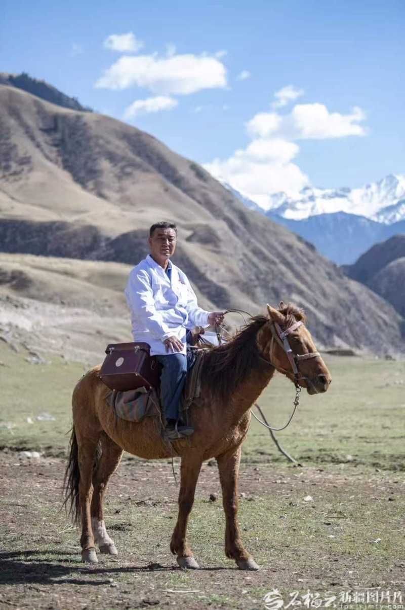 居马泰&middot;俄白克在巡诊路上。本人供图