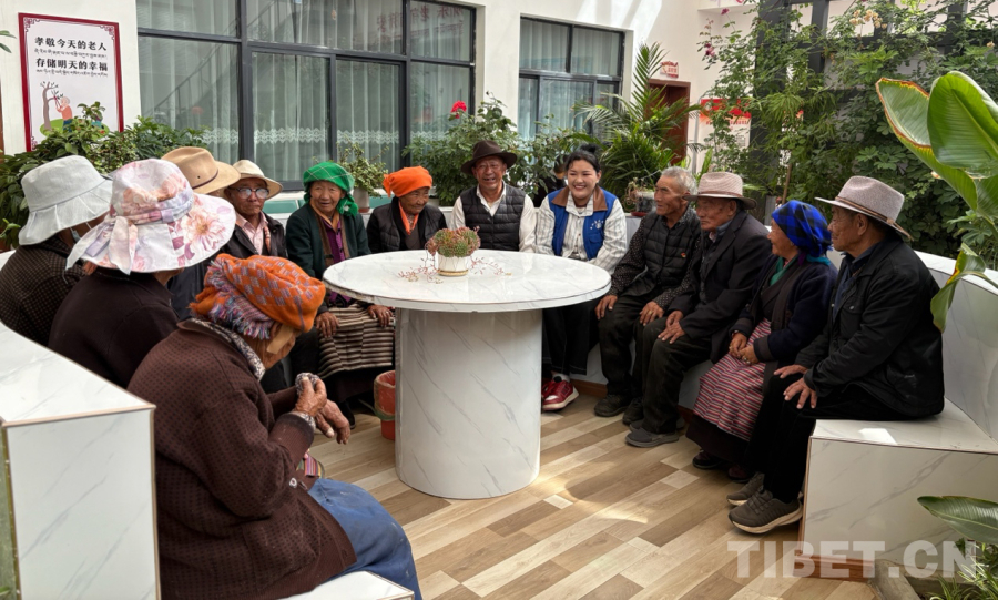 图为在幸福驿站工作人员与老人们在日间照料室聊天