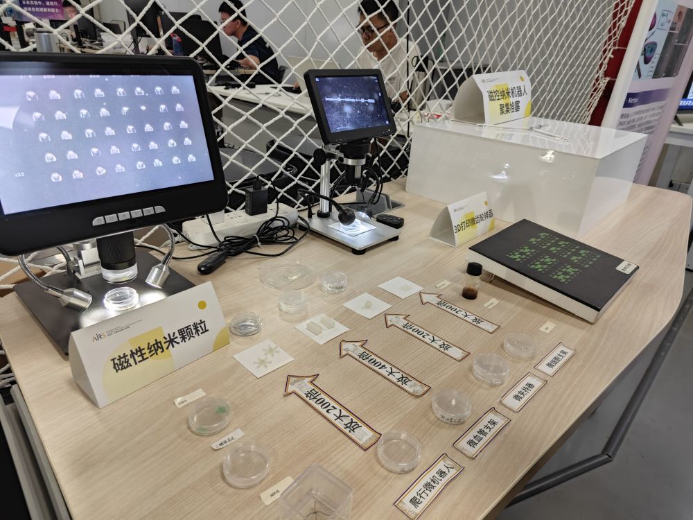 深圳市人工智能与机器人研究院展示微纳米机器人相关研发成果。新华社记者 徐弘毅 摄