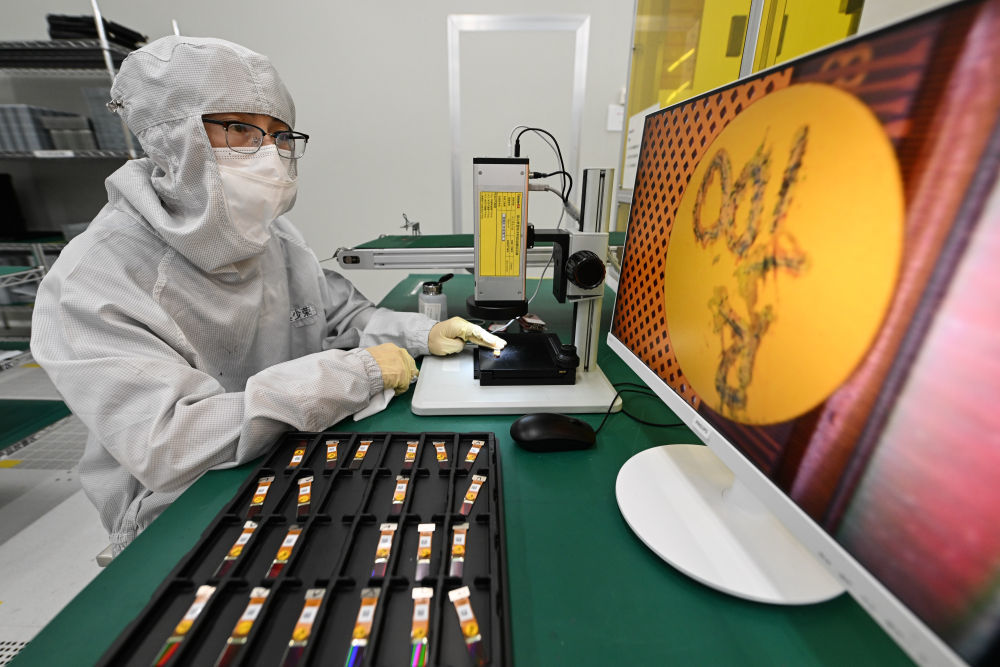 在苏州清越光电科技股份有限公司模组车间,生产人员对硅基OLED微显示产品进行检测(2024年5月15日摄)。该公司为国家级专精特新“小巨人”企业,产业化成果曾荣获国家制造业单项冠军产品称号。新华社记者 季春鹏 摄