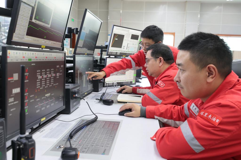 塔里木油田技术人员通过云数据分析，适时优化生产流程，提高生产效率（2023年10月31日摄）。新华社发（程会武 摄）