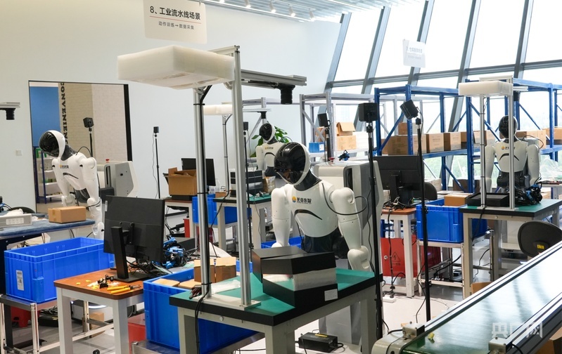 人形机器人在工业流水线场景中进行动作训练(央广网记者邓子依 摄)