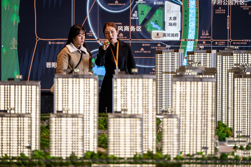 2024年12月6日，山西太原一售楼部销售人员为市民推介商品住宅。 IC Photo
