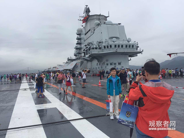 2017年,香港市民在辽宁舰上合影留念。 潘剑锋摄
