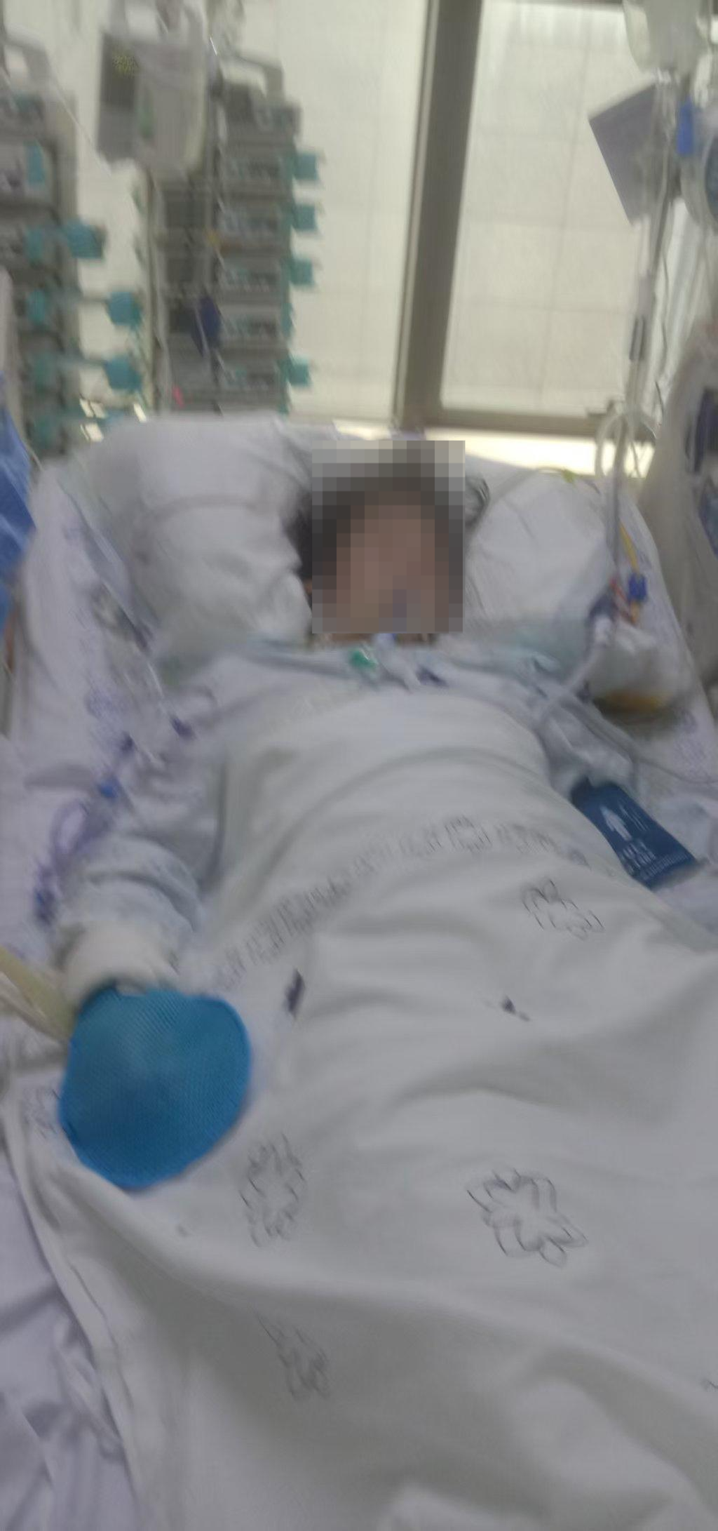 ▲小孙在病床上昏迷不醒