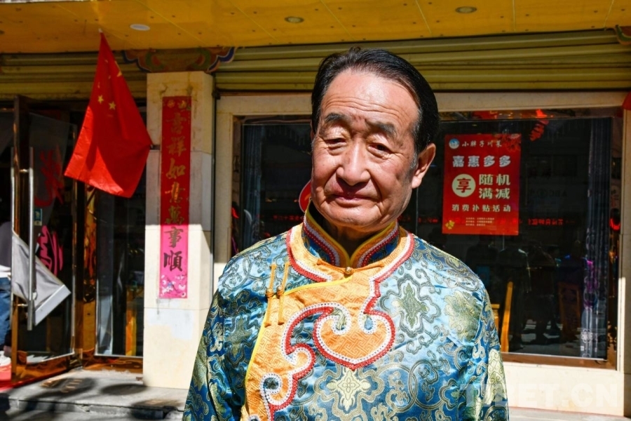 图为连续三年赴藏旅行的蒙古族白爷爷 摄影：赵振宇