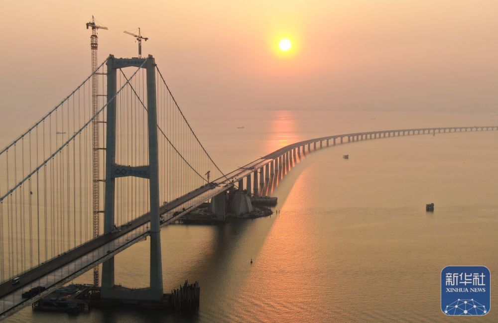↑夕阳下的深中通道伶仃洋大桥西塔（2023年11月27日摄，无人机照片）。新华社记者 邓华 摄