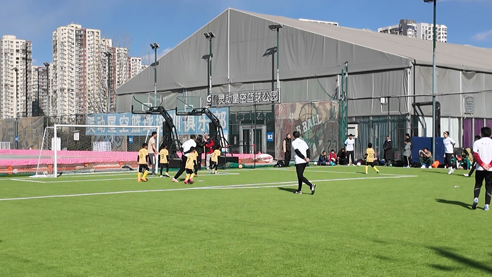 雷腾龙和儿子(身穿9号球衣)共同防守角球