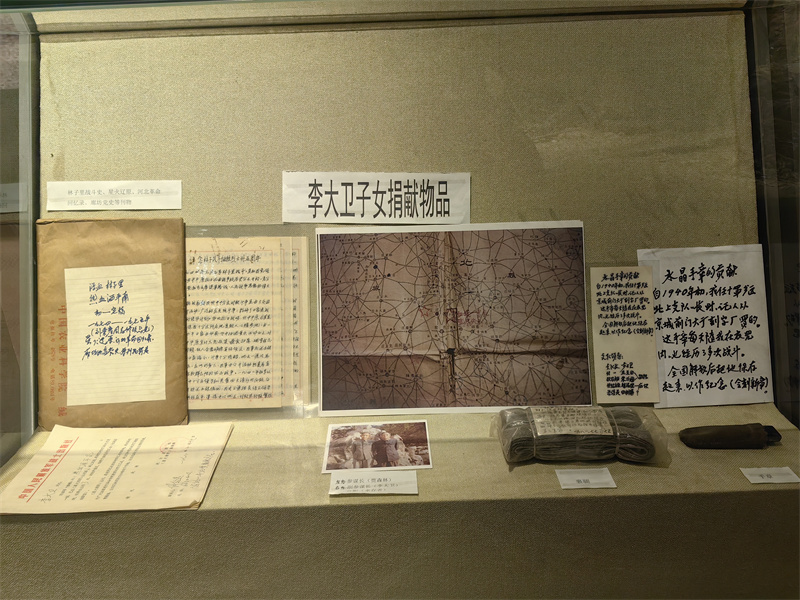 林子里烈士陵园纪念馆内，原冀中军区十分区副参谋长李大卫子女捐赠的物品。