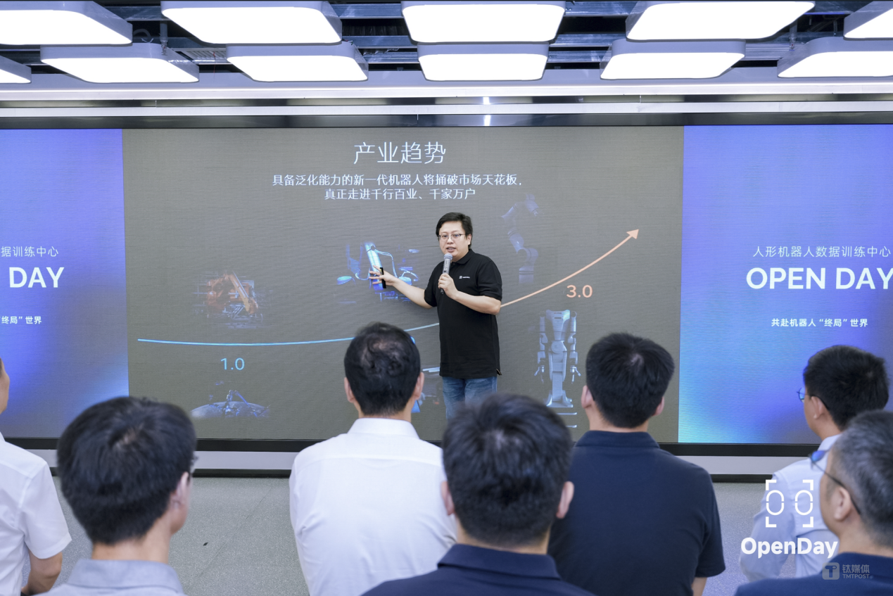 人形机器人数据训练中心负责人、睿尔曼智能创始人郑随兵