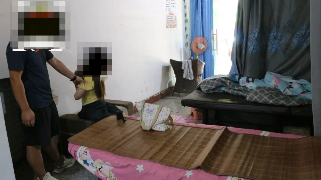 ▲女店员在按摩店里被抓获