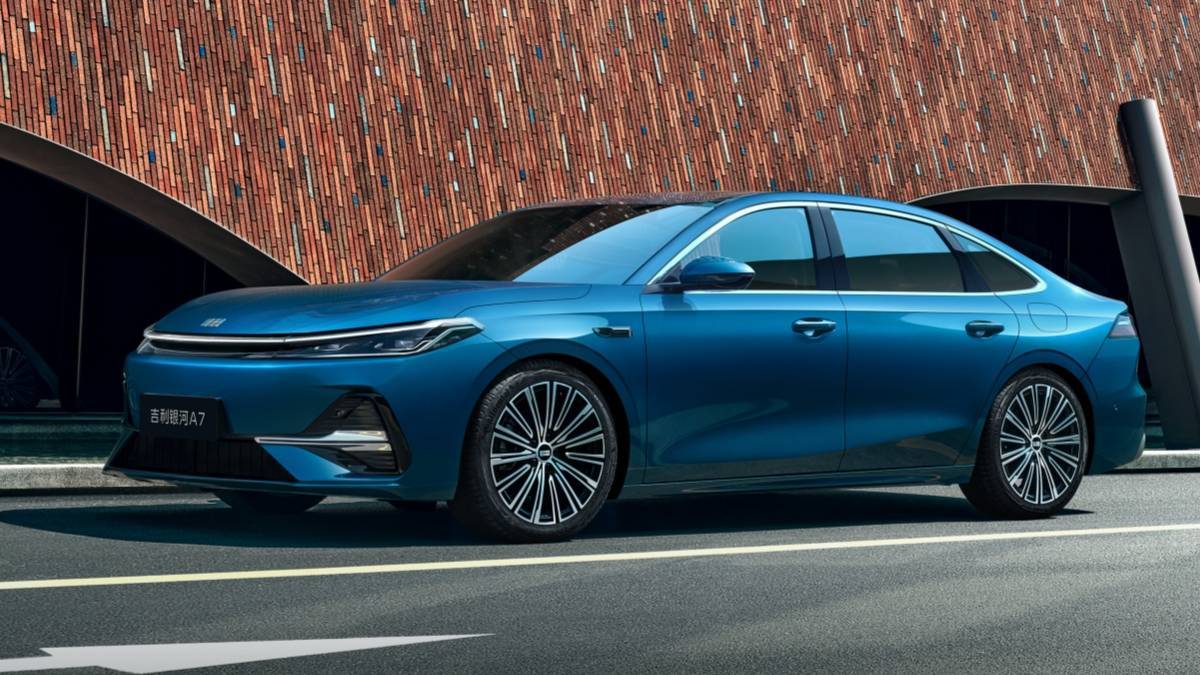 秦 L 的最大对手来了,吉利银河 A7 首秀,百公里油耗仅 2L,售价或为 9 字头