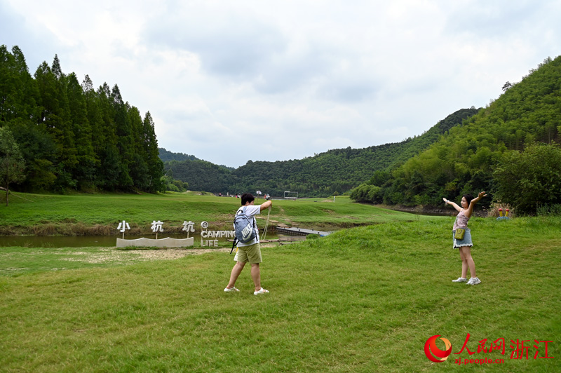 游客在夏阳村露营基地拍照。人民网记者 叶宾得摄