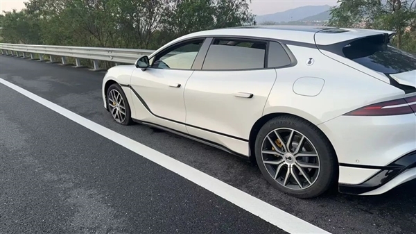 腾势Z9GT高速120km/h突然爆胎 比亚迪又救车主一命