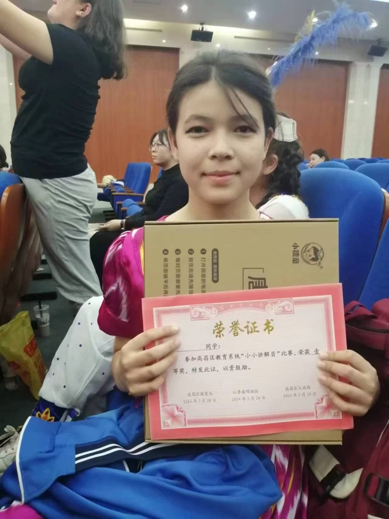 两年前，努尔孜亚&middot;吾甫尔成为坎儿井乐园景区的一名小小讲解员。吐尔逊娜依&middot;胡吉艾合买提供图