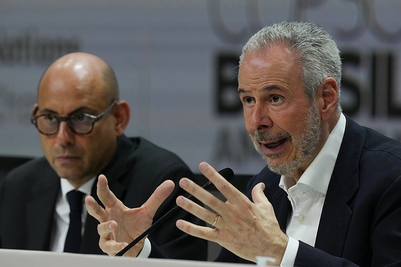 当地时间11月10日,巴西贝伦,COP30联合国气候峰会,COP30主席安德烈·科雷亚·多拉戈(右)在新闻发布会上。视觉中国