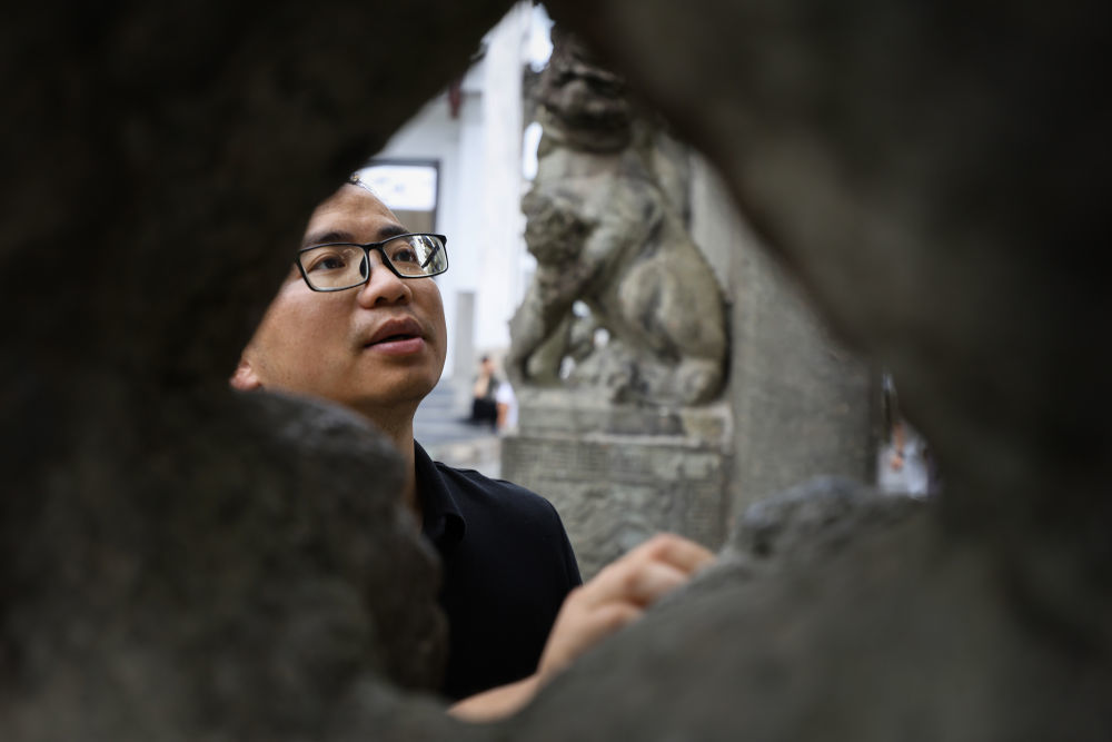 6月19日,周虎在位于歙县的全国重点文物保护单位许国石坊巡查。