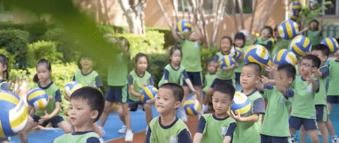 △江门台山的幼儿园小朋友们练习排球