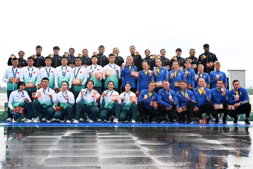 8月10日,冠军泰国队(后)、亚军中国队(前左)和季军乌克兰队在颁奖仪式上合影。当日,2025年成都世运会龙舟10人座200米决赛在兴隆湖湖滨赛场举行。新华社记者 李嘉南 摄