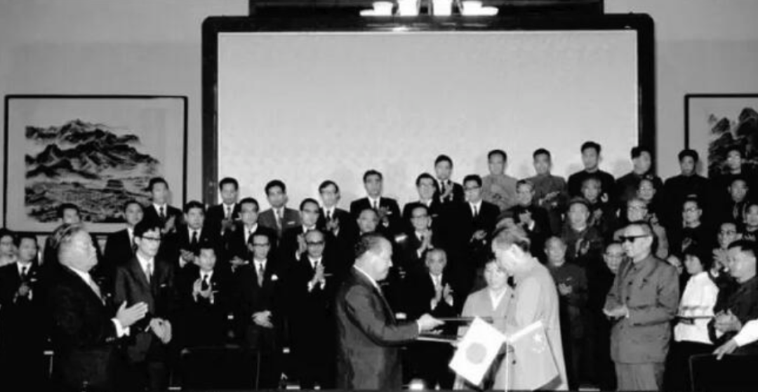 1972年9月29日,中日兩國簽署《中日聯(lián)合聲明》。圖源:新華社