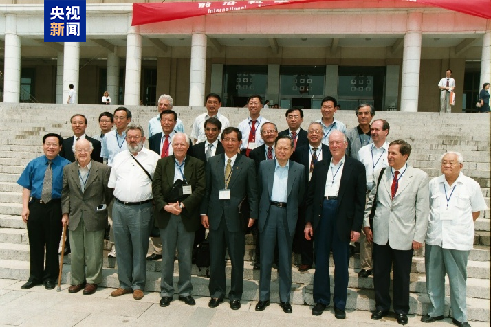 △2002年杨振宁与出席清华大学举办的前沿科学国际研讨会的学者合影
