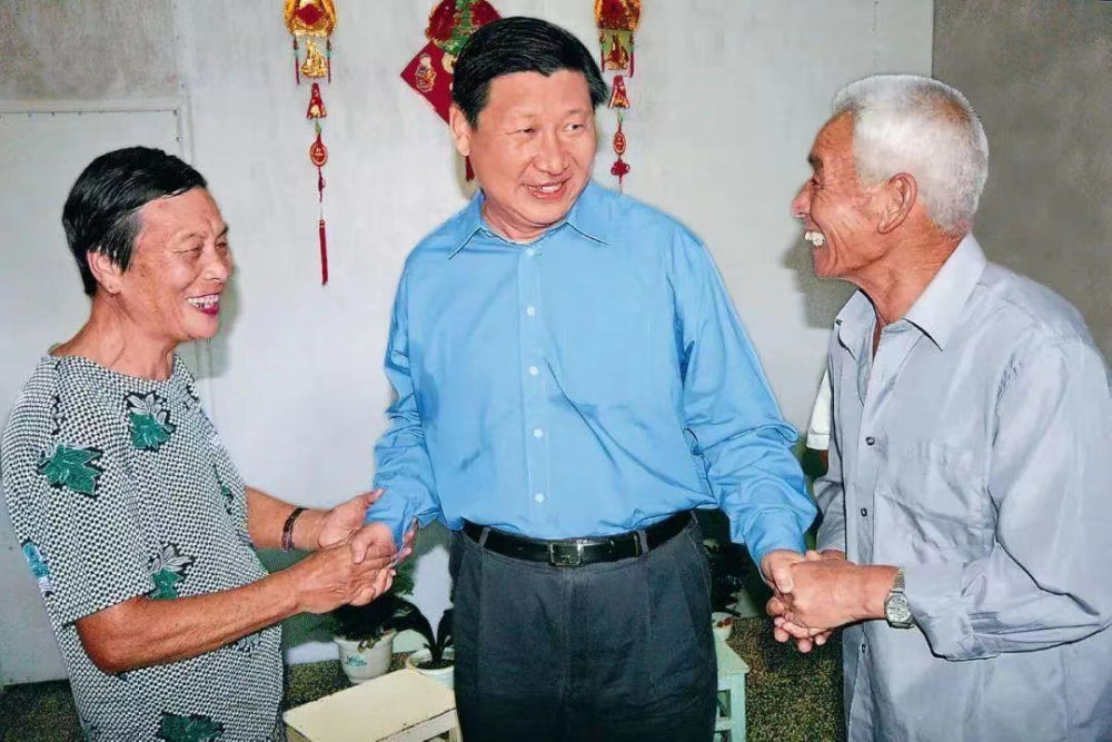 2006年9月21日，时任浙江省委书记的习近平在浙江舟山市普陀区东极镇看望当地渔民。（图片来源：央视新闻客户端）