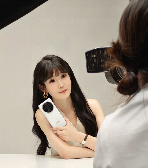 美女产品经理晒魅族Note 16定妆照:纯白机身 八边形镜头吸睛