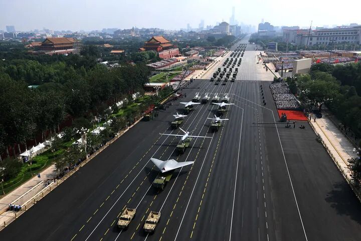 这是装备方队接受检阅。新华社记者 王鹏 摄