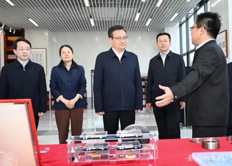 △4月2日,梁言顺在合肥工业大学,察看学校科技创新成果展陈