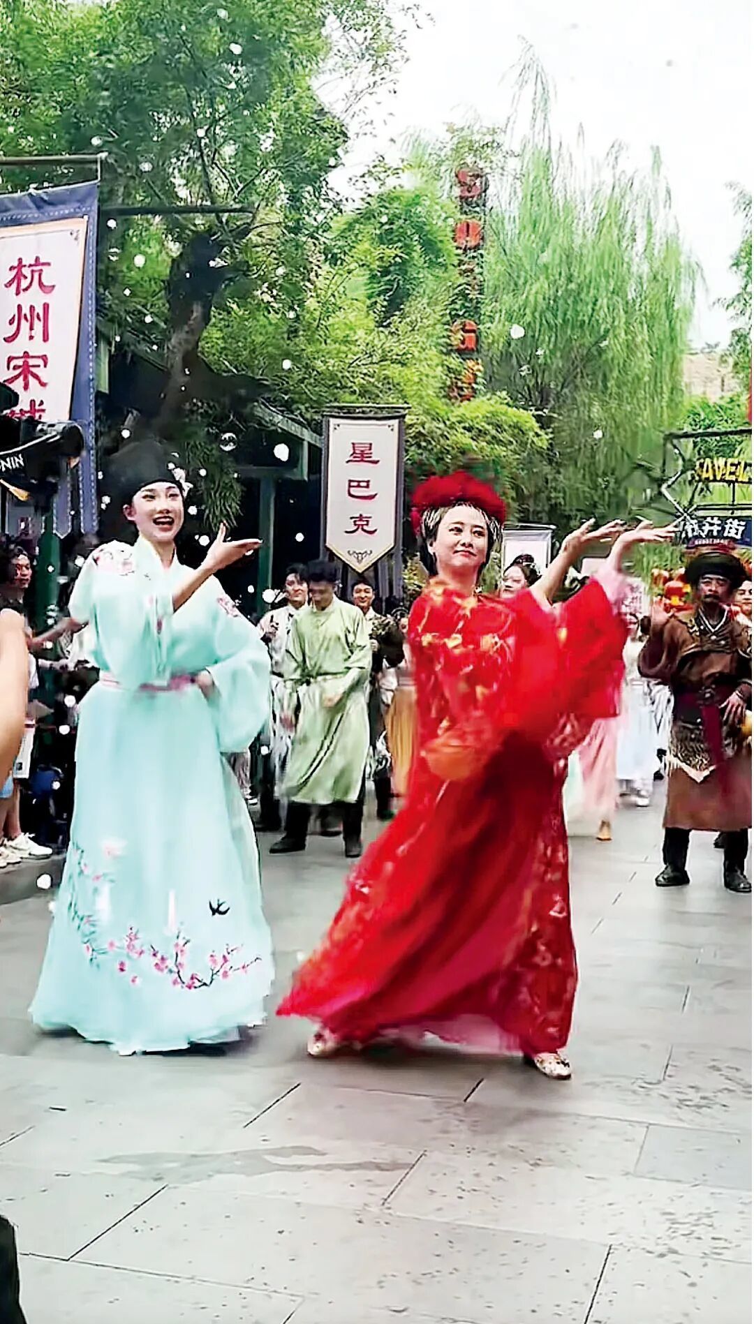 扮演NPC的演员翁虹(右)(视频截图)