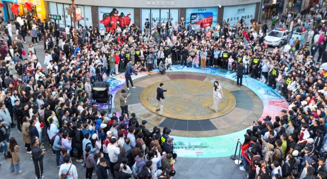 往期金街大铜钱广场 《日出》演出现场（央广网发 天津人民艺术剧院供图）
