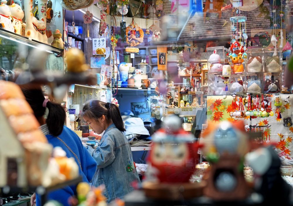 11月12日，顾客在上海市长宁区愚园路一家饰品小店选购商品。新华社记者 刘颖 摄