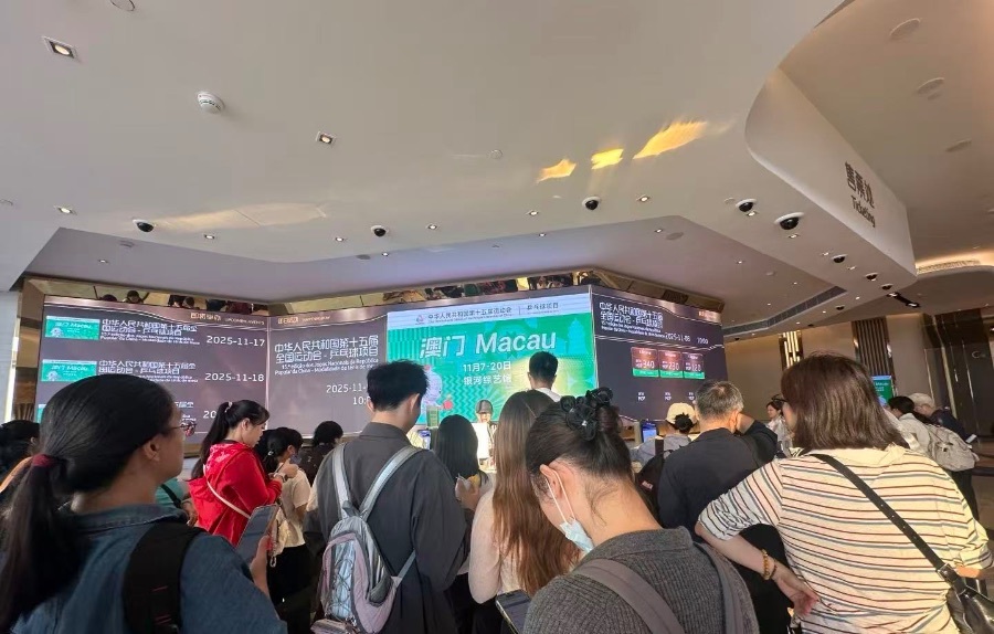 十五运乒乓球赛观众等候入场。受访者供图