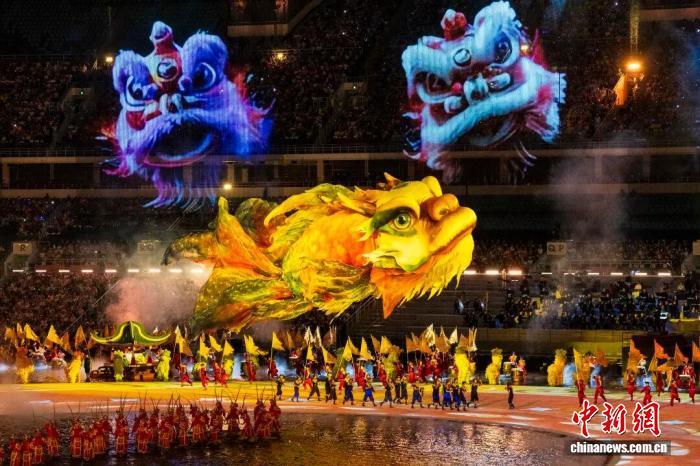 图为在十五运会开幕式上,“鳌鱼”遨游于天海之间。 十五运会和残特奥会广州赛区执委会 供图