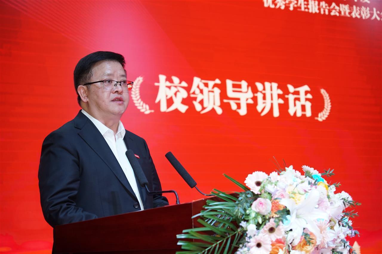 学校党委书记路海华讲话.JPG