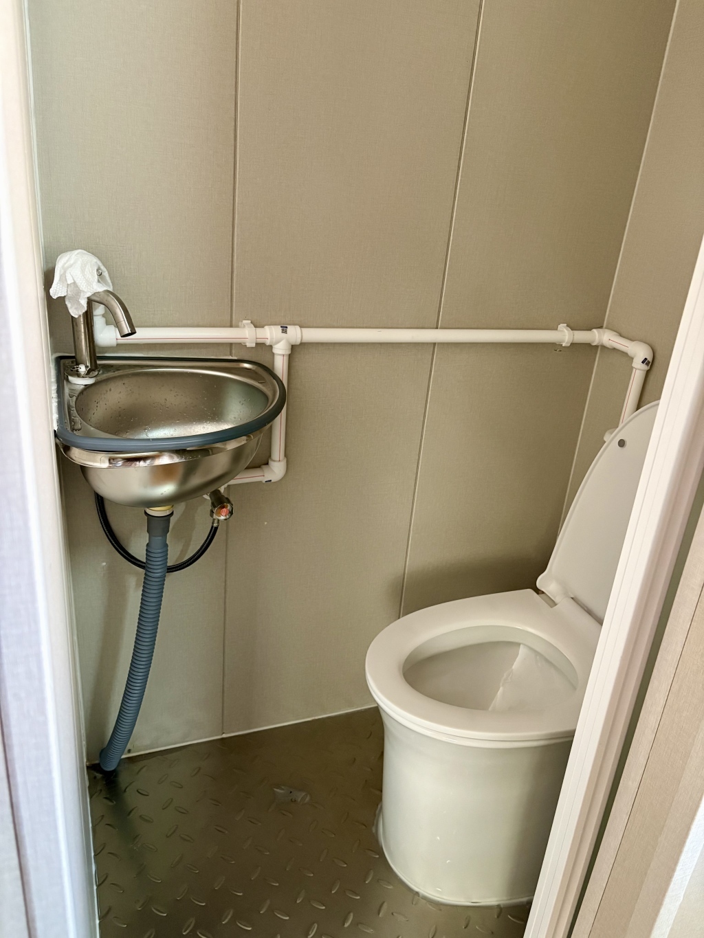 黄永安家里加装的卫生设施。