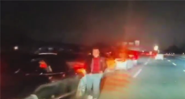 夜间高速快车说念7车连环追尾：华为智驾助力问界车主逃过一劫