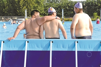 减肥夏令营里,小学员们在游泳池边休息 供图/视觉中国