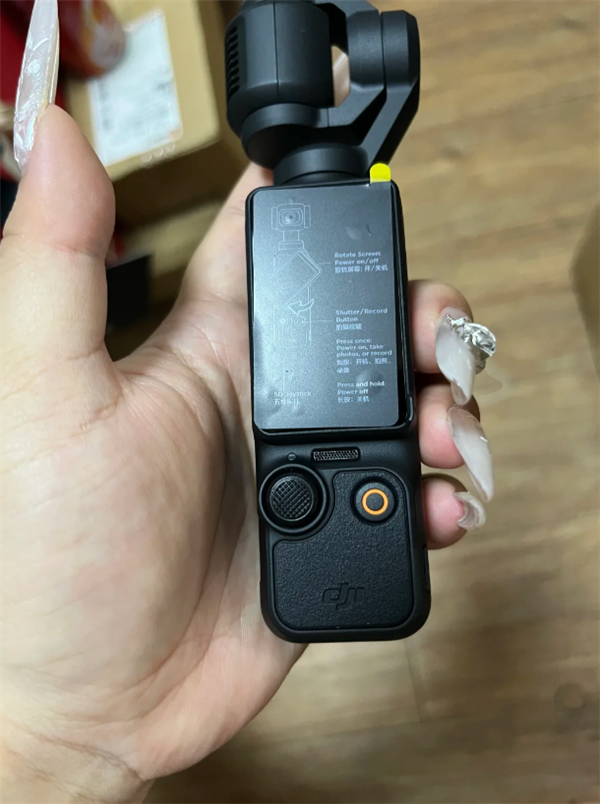 用户吐槽全新Pocket 3机身有划痕 大疆回应降价后被指品控下降