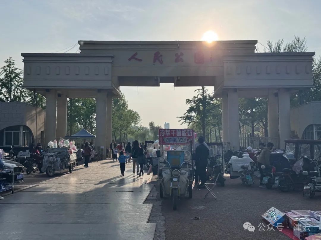 三河市人民公园标识改回红色