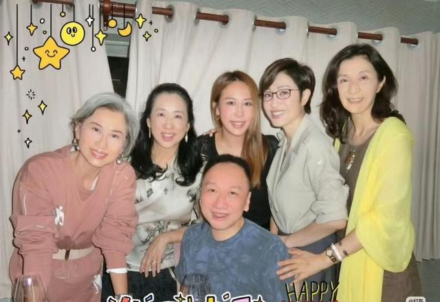 叶蒨文为67岁朱玲玲庆生，一头白发真实自然，两人年逾60仍显年轻