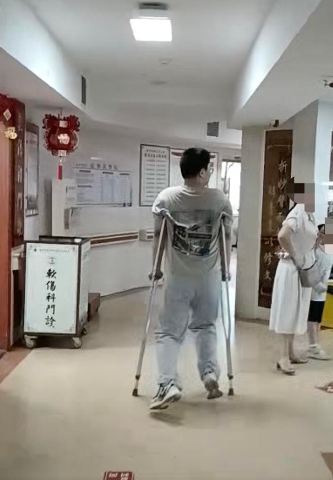 ▲目前在北方老家康复治疗的小武 图据受访人